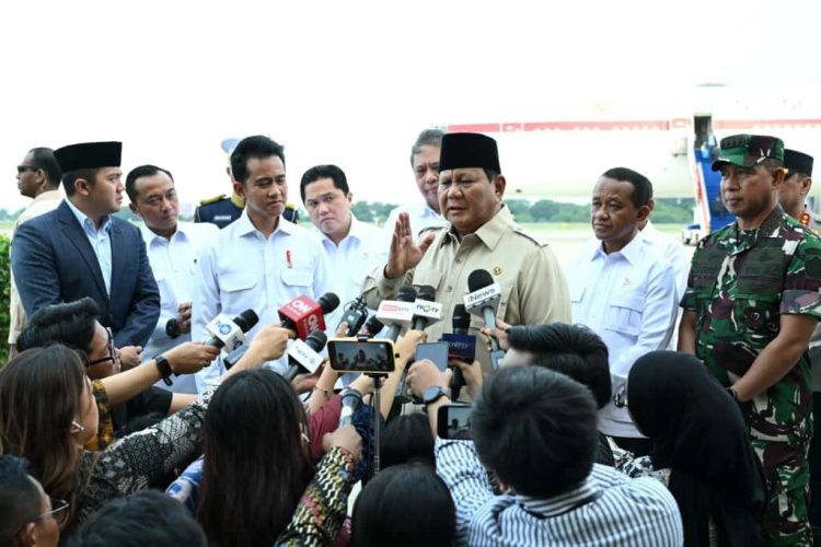 Presiden RI Prabowo Subianto memberikan keterangan pers di Bandar Udara Halim Perdanakusuma Jakarta usai lawatan di luar negeri. Lawatan Presiden Prabowo selama enam hari (Foto: Biro Pers Sekretariat Presiden/Laily Rachev)
