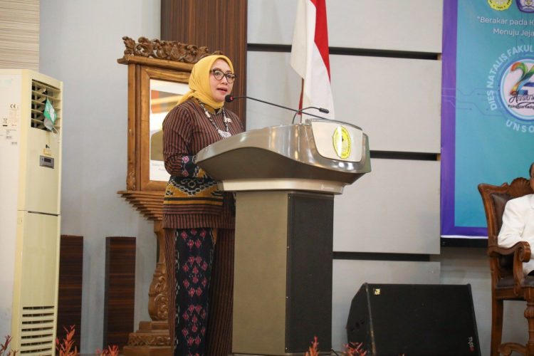 Menteri Pemberdayaan Perempuan dan Perlindungan Anak (PPPA) Arifah Fauzi saat memberikan sambutan di Sidang Senat Terbuka Dies Natalis ke-24 Fakultas Kedokteran Universitas Jenderal Soedirman (UNSOED), Purwokerto, Kamis (25/9/2025) (Foto: Humas Kementerian PPPA)
