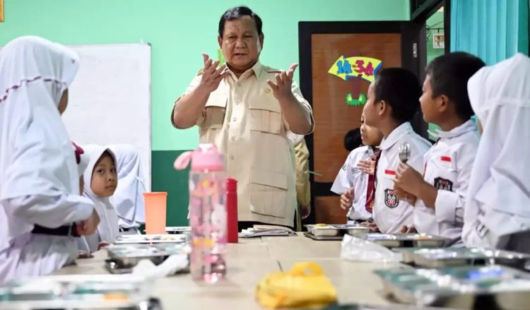 Presiden RI Prabowo Subianto meninjau program MBG di SDN Kedung Jaya 1 Bogor, Kota Bogor