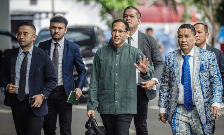 Nadiem Makarim bersama Kuasa Hukum menjalani pemeriksaan kasus korupsi Digitalisasi Pendidikan untuk ketiga kalinya di Kejagung, Kamis (4/9) pagi