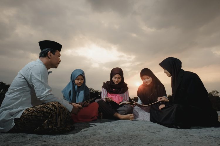 Ilustrasi guru mengaji mengajar anak didiknya/pixabay SyauqiFillah