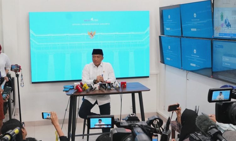 Mensesneg Prasetyo Hadi menyampaikan keterangan pers di di Ruang Wartawan, Kompleks Istana Kepresidenan Jakarta