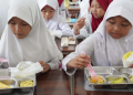 Anak sekolah menyantap makan bergizi gratis/bgn