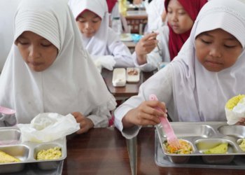 Anak sekolah menyantap makan bergizi gratis/bgn