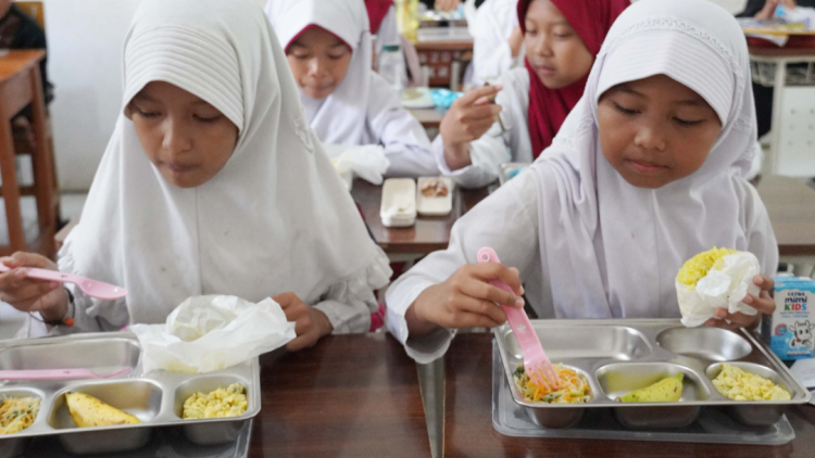 Anak sekolah menyantap makan bergizi gratis/bgn