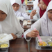 Anak sekolah menyantap makan bergizi gratis/bgn
