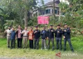 Penyidik pada Jaksa Agung Muda Bidang Pidana Khusus (Jampidsus) Kejaksaan Agung berfoto di depan aset tanah dan bangunan milik tersangka kasus korupsi pemberian kredit kepada PT Sritex Tbk Iwan Setiawan Lukminto yang telah disita. ANTARA/HO-Kejaksaan Agung RI/aa.