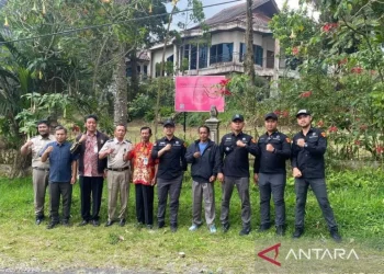 Penyidik pada Jaksa Agung Muda Bidang Pidana Khusus (Jampidsus) Kejaksaan Agung berfoto di depan aset tanah dan bangunan milik tersangka kasus korupsi pemberian kredit kepada PT Sritex Tbk Iwan Setiawan Lukminto yang telah disita. ANTARA/HO-Kejaksaan Agung RI/aa.