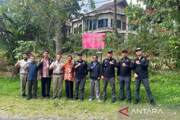 Penyidik pada Jaksa Agung Muda Bidang Pidana Khusus (Jampidsus) Kejaksaan Agung berfoto di depan aset tanah dan bangunan milik tersangka kasus korupsi pemberian kredit kepada PT Sritex Tbk Iwan Setiawan Lukminto yang telah disita. ANTARA/HO-Kejaksaan Agung RI/aa.
