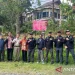 Penyidik pada Jaksa Agung Muda Bidang Pidana Khusus (Jampidsus) Kejaksaan Agung berfoto di depan aset tanah dan bangunan milik tersangka kasus korupsi pemberian kredit kepada PT Sritex Tbk Iwan Setiawan Lukminto yang telah disita. ANTARA/HO-Kejaksaan Agung RI/aa.