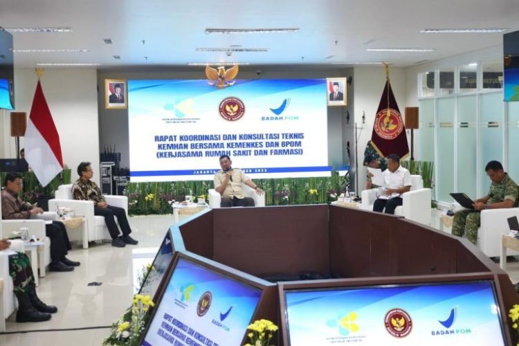 Menhan RI Sjafrie Sjamsoeddin memimpin Rakornis kedua antara Kemhan, Kemenkes, dan BPOM di RSPPN Panglima Besar Soedirman, Jakarta (7/10/2025). Pertemuan tersebut membahas penguatan layanan kesehatan bagi prajurit dan masyarakat serta percepatan sertifikasi industri farmasi pertahanan/kemhan