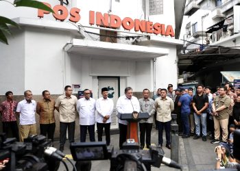 Menteri Koordinator Bidang Perekonomian Airlangga Hartarto mengumumkan stimulus ekonomi di Kantor Pos Indonesia, Menteng, Jakarta, Jumat (17/10/2025)-Biro Pers Sekretariat Presiden