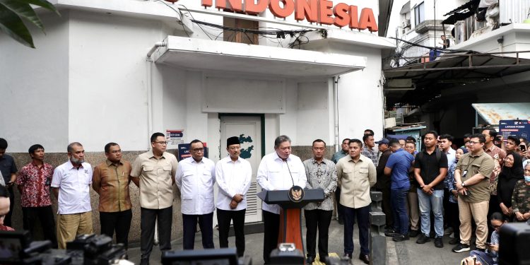 Menteri Koordinator Bidang Perekonomian Airlangga Hartarto mengumumkan stimulus ekonomi di Kantor Pos Indonesia, Menteng, Jakarta, Jumat (17/10/2025)-Biro Pers Sekretariat Presiden