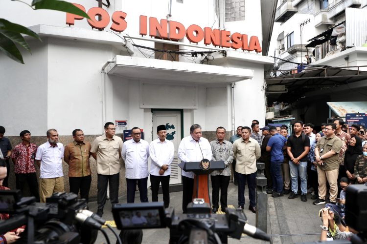 Menteri Koordinator Bidang Perekonomian Airlangga Hartarto mengumumkan stimulus ekonomi di Kantor Pos Indonesia, Menteng, Jakarta, Jumat (17/10/2025)-Biro Pers Sekretariat Presiden