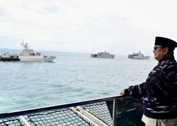 Presiden Republik Indonesia Prabowo Subianto menyaksikan langsung demo laut dan sailing pass di acara Presidential Inspection, pada Kamis, 2 Oktober 2025. (Foto: BPMI Setpres)