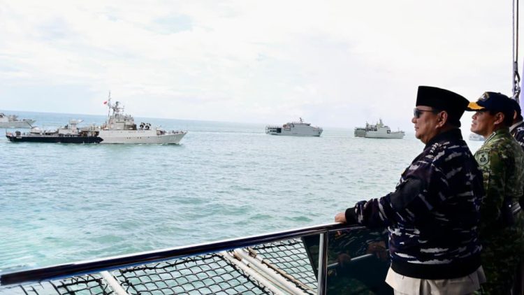 Presiden Republik Indonesia Prabowo Subianto menyaksikan langsung demo laut dan sailing pass di acara Presidential Inspection, pada Kamis, 2 Oktober 2025. (Foto: BPMI Setpres)