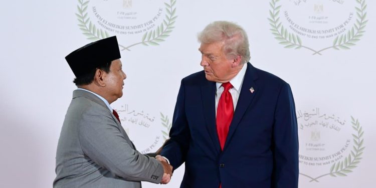 Momen Jabat Tangan dan Pujian Presiden Trump kepada Presiden Prabowo/Setneg