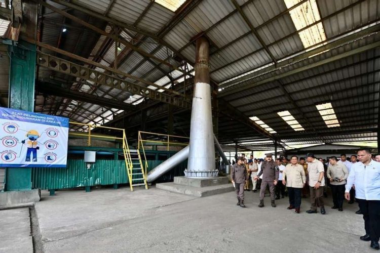 Presiden Prabowo Subianto ketika tengah inspeksi ke salah satu smelter tambang di Bangka Belitung, Senin (6/10/2025) (Foto: Biro Pers Setpres)