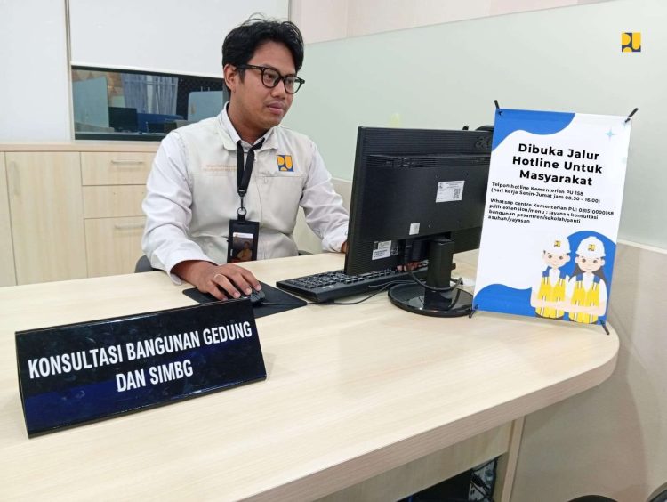 Penampakan operator hotline Kementerian PU, yang siap memberikan pendampingan teknis untuk bangunan pesantren dan lembaga pendidikan (Foto: Humas Kementerian PU)