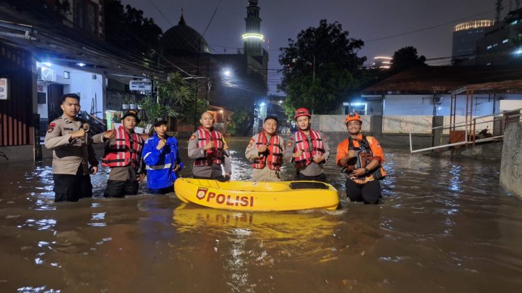 Polda Metro Jaya siagakan patroli banjir di Mampang, pantau debit air 60 sentimeter. Situasi aman, warga diminta waspada terhadap potensi genangan susulan.(Foto: Istimewa)
