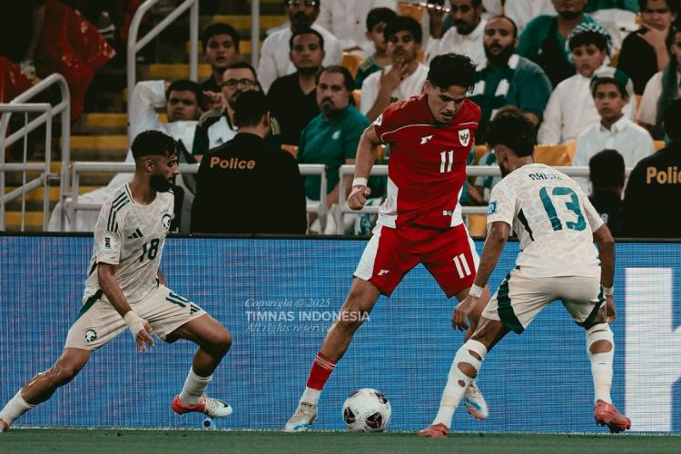 Pemain Timnas berebut bola dengan lawannya/PSSI