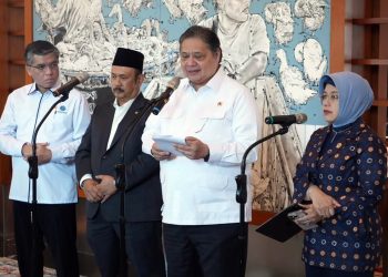 Menko Perekonomian Airlangga Hartarto Memberikan Keterangan Usai Rakortas di kantor Danantara Indonesia, Jakarta, Rabu (1/10/2025)