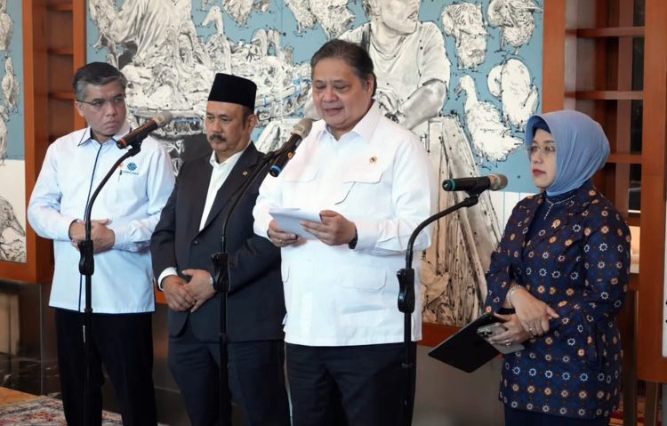 Menko Perekonomian Airlangga Hartarto Memberikan Keterangan Usai Rakortas di kantor Danantara Indonesia, Jakarta, Rabu (1/10/2025)