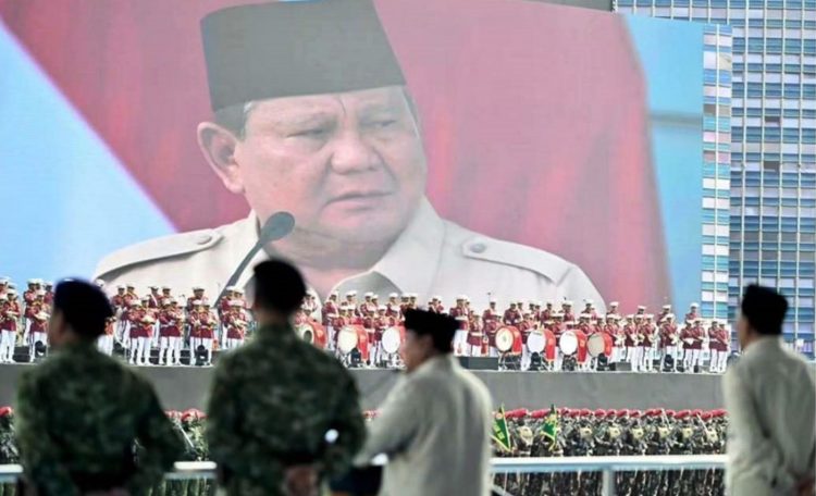 Presiden Prabowo menyampaikan amanat saat bertindak sebagai inspektur upacara pada peringatan HUT ke-80 TNI yang digelar di Lapangan Silang Monas, Jakarta, Minggu (5/10/2025)
