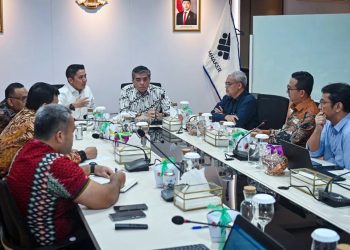 Seskab Teddy menghadiri rapat dengan Menaker Yassierli dan Wamenaker Afriansyah Noor beserta sejumlah jajaran Kementerian Ketenagakerjaan, di Jakarta, Jumat (10/10/2025)