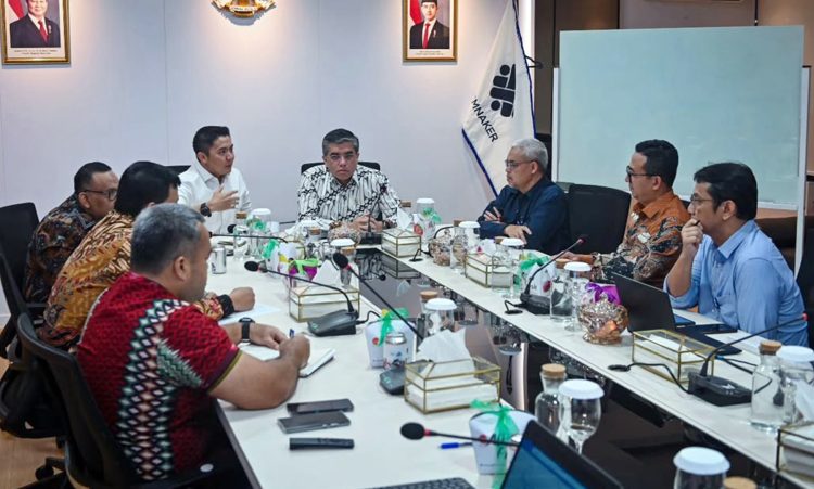 Seskab Teddy menghadiri rapat dengan Menaker Yassierli dan Wamenaker Afriansyah Noor beserta sejumlah jajaran Kementerian Ketenagakerjaan, di Jakarta, Jumat (10/10/2025)