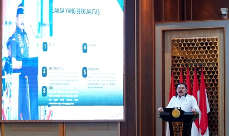 Jaksa Agung Republik Indonesia, ST Burhanuddin, memberikan pembekalan kepada peserta PPPJ Angkatan 82 Gelombang II Tahun 2025 di Badan Pendidikan dan Pelatihan Kejaksaan RI, Jakarta, Senin (13/10/2025)