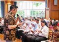 Seskab Teddy Indra Wijaya memimpin doa bersama untuk Presiden Prabowo Subianto yang berulang tahun ke-74 di Aula Hoegeng, Kompleks Sekretariat Kabinet (Setkab) RI, Jakarta, Jumat (17/10/2025)