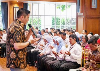 Seskab Teddy Indra Wijaya memimpin doa bersama untuk Presiden Prabowo Subianto yang berulang tahun ke-74 di Aula Hoegeng, Kompleks Sekretariat Kabinet (Setkab) RI, Jakarta, Jumat (17/10/2025)