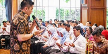 Seskab Teddy Indra Wijaya memimpin doa bersama untuk Presiden Prabowo Subianto yang berulang tahun ke-74 di Aula Hoegeng, Kompleks Sekretariat Kabinet (Setkab) RI, Jakarta, Jumat (17/10/2025)
