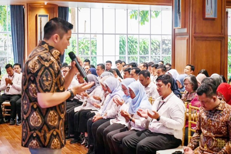 Seskab Teddy Indra Wijaya memimpin doa bersama untuk Presiden Prabowo Subianto yang berulang tahun ke-74 di Aula Hoegeng, Kompleks Sekretariat Kabinet (Setkab) RI, Jakarta, Jumat (17/10/2025)