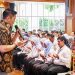 Seskab Teddy Indra Wijaya memimpin doa bersama untuk Presiden Prabowo Subianto yang berulang tahun ke-74 di Aula Hoegeng, Kompleks Sekretariat Kabinet (Setkab) RI, Jakarta, Jumat (17/10/2025)