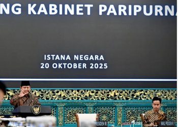 Presiden Prabowo Subianto bersama Wakil Presiden Gibran Rakabuming memimpin Sidang Kabinet Paripurna dalam rangka memperingati satu tahun pemerintahan Kabinet Merah Putih di Istana Negara, Jakarta, pada Senin (20/10/2025)