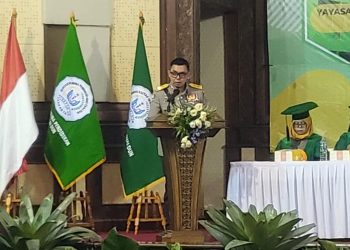 Irjen Pol. Dr. H. Andry Wibowo, S.I.K., M.H., M.Si., menympaikan orasi ilmiah Revitalisasi Nilai-Nilai Patriotisme, Pancasila, dan Profesionalisme pada Pendidikan Indonesia di acara Wisuda Universitas Ibnu Chaldun (UIC) Tahun Akademik 2024/2025. (dok Ist Kabariku)