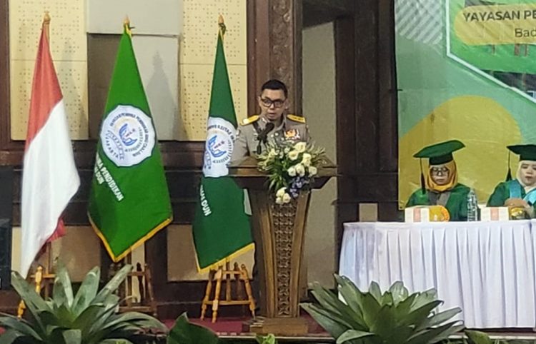 Irjen Pol. Dr. H. Andry Wibowo, S.I.K., M.H., M.Si., menympaikan orasi ilmiah Revitalisasi Nilai-Nilai Patriotisme, Pancasila, dan Profesionalisme pada Pendidikan Indonesia di acara Wisuda Universitas Ibnu Chaldun (UIC) Tahun Akademik 2024/2025. (dok Ist Kabariku)