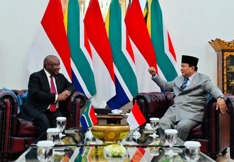 Presiden Republik Indonesia Prabowo Subianto menjamu Presiden Afrika Selatan Cyril Ramaphosa dalam working lunch kunjungan kenegaraan di Ruang Oval Istana Merdeka, Jakarta, Rabu (22/10/2025)