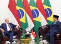 Presiden Republik Indonesia Prabowo Subianto melakukan pertemuan tête-à-tête dengan Presiden Republik Federasi Brasil Luiz Inácio Lula da Silva di ruang kerja Presiden Prabowo, Istana Merdeka, Jakarta