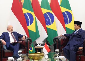 Presiden Republik Indonesia Prabowo Subianto melakukan pertemuan tête-à-tête dengan Presiden Republik Federasi Brasil Luiz Inácio Lula da Silva di ruang kerja Presiden Prabowo, Istana Merdeka, Jakarta