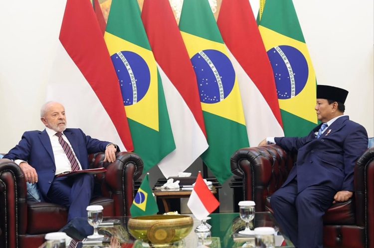 Presiden Republik Indonesia Prabowo Subianto melakukan pertemuan tête-à-tête dengan Presiden Republik Federasi Brasil Luiz Inácio Lula da Silva di ruang kerja Presiden Prabowo, Istana Merdeka, Jakarta
