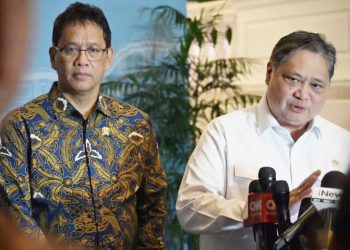 Menko Bidang Perekonomian Airlangga Hartarto didampingi Menkeu Purbaya Yudhi Sadewa usai mengikuti ratas yang dipimpin Presiden Prabowo di Istana Kepresidenan, Jakarta, pada Rabu (29/10/2025)