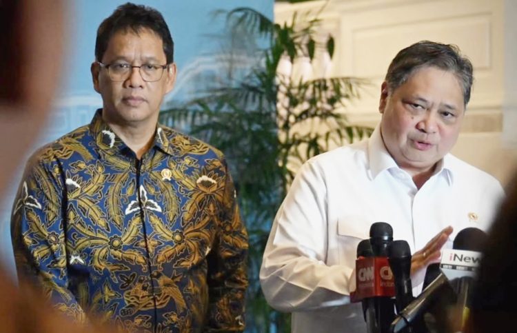 Menko Bidang Perekonomian Airlangga Hartarto didampingi Menkeu Purbaya Yudhi Sadewa usai mengikuti ratas yang dipimpin Presiden Prabowo di Istana Kepresidenan, Jakarta, pada Rabu (29/10/2025)