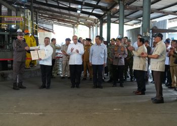 Presiden Republik Indonesia Prabowo Subianto menyaksikan penyerahan Barang Rampasan Negara (BRN) kepada PT Timah Tbk dalam perkara korupsi tata niaga komoditas timah, yang dipimpin Jaksa Agung ST Burhanuddin di Smelter PT Tinindo Internusa, Pangkalpinang, Provinsi Kepulauan Bangka Belitung, Senin (6/10/2025).
(Foto: Kejagung)