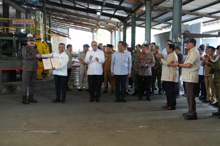 Presiden Republik Indonesia Prabowo Subianto menyaksikan penyerahan Barang Rampasan Negara (BRN) kepada PT Timah Tbk dalam perkara korupsi tata niaga komoditas timah, yang dipimpin Jaksa Agung ST Burhanuddin di Smelter PT Tinindo Internusa, Pangkalpinang, Provinsi Kepulauan Bangka Belitung, Senin (6/10/2025).
(Foto: Kejagung)