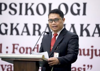Brigjen Pol Asep Guntur Rahayu, S.I.K., S.Psi., M.H., saat mengisi Orasi Ilmiah di acara Dies Natalis ke-18 Fakultas Psikologi Universitas Bhayangkara Jakarta Raya (Ubhara Jaya) di auditorium Kampus II, Bekasi