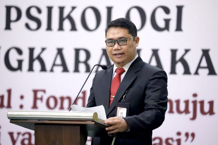 Brigjen Pol Asep Guntur Rahayu, S.I.K., S.Psi., M.H., saat mengisi Orasi Ilmiah di acara Dies Natalis ke-18 Fakultas Psikologi Universitas Bhayangkara Jakarta Raya (Ubhara Jaya) di auditorium Kampus II, Bekasi