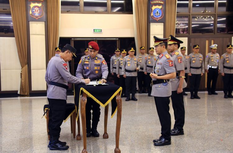 Kapolri Memimpin Upacara Sertijab Kabaintelkam dan Dankor Brimob di Rupattama Mabes Polri, Selasa (30/9/2025)